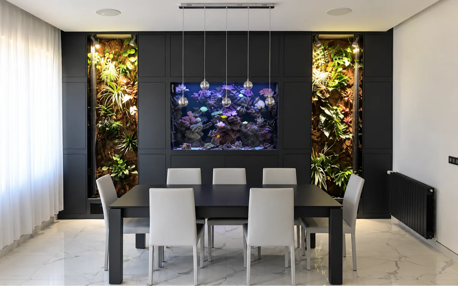 Aquarium récifal avec murs végétaux intégrés