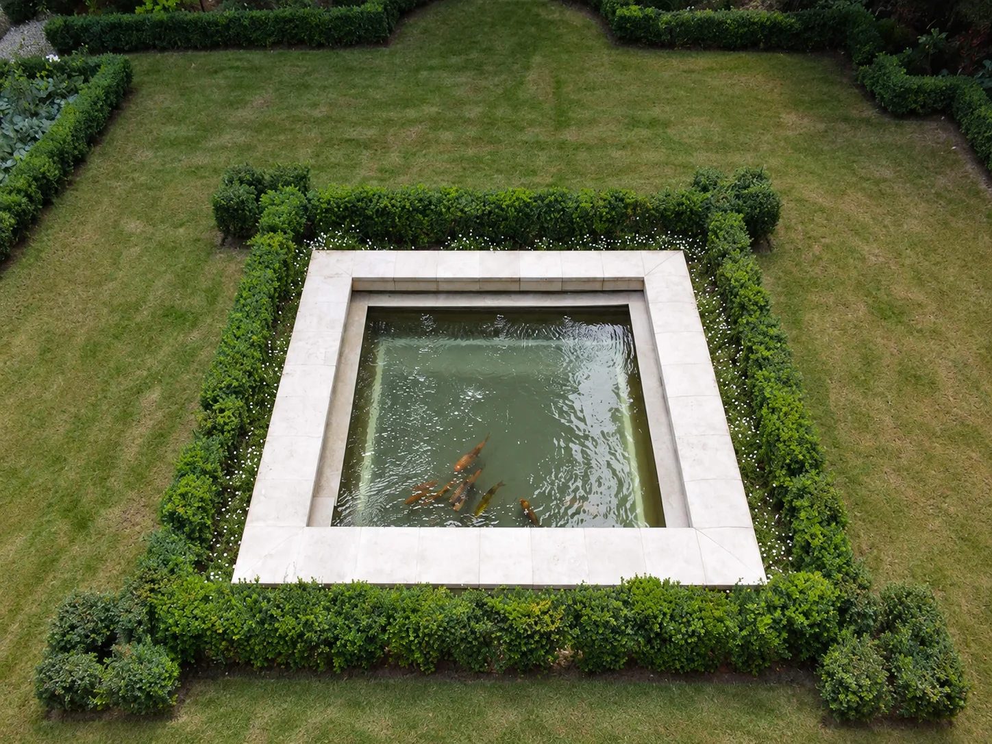 Bassin puits de lumière et piscine intérieure