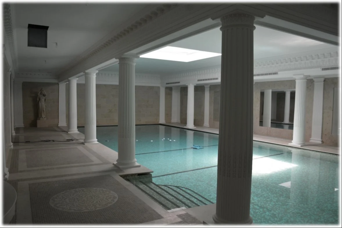 Bassin puits de lumière et piscine intérieure